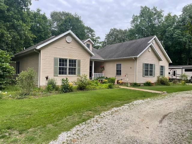 20 E Deerpath Dr, Beardstown, IL 62618 (Sold MyStateMLS Listing #11285008)