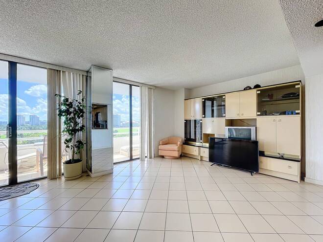 20225 NE 34th Ct, Apt 817, Miami, FL 33180