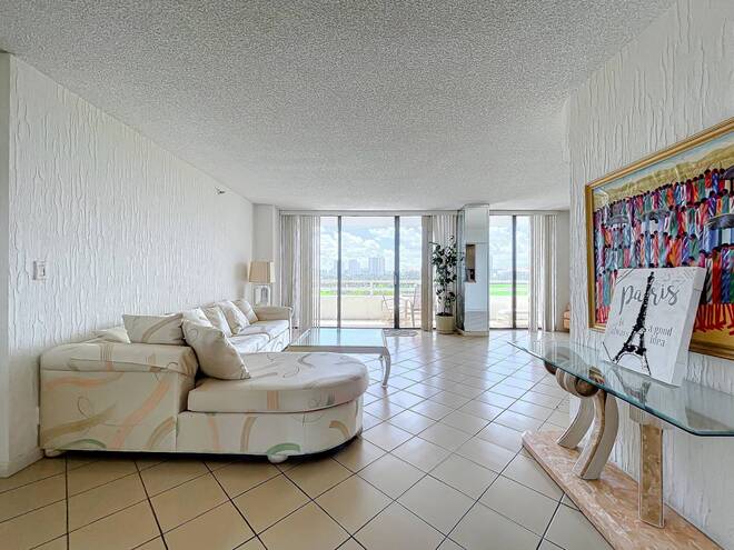 20225 NE 34th Ct, Apt 817, Miami, FL 33180