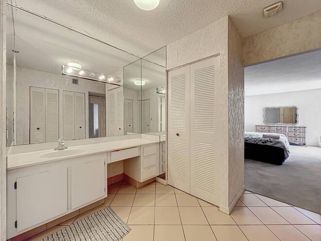 20225 NE 34th Ct, Apt 817, Miami, FL 33180