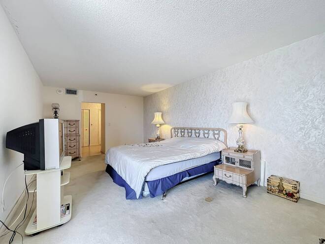 20225 NE 34th Ct, Apt 817, Miami, FL 33180