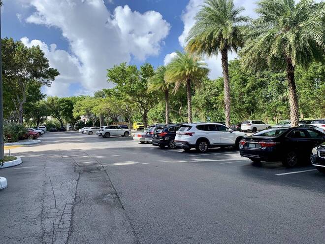 20225 NE 34th Ct, Apt 817, Miami, FL 33180