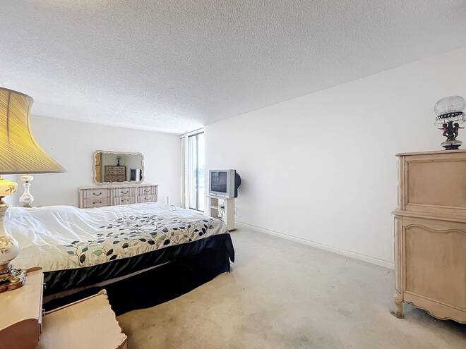20225 NE 34th Ct, Apt 817, Miami, FL 33180
