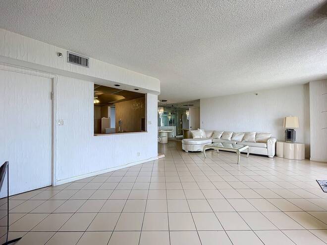 20225 NE 34th Ct, Apt 817, Miami, FL 33180