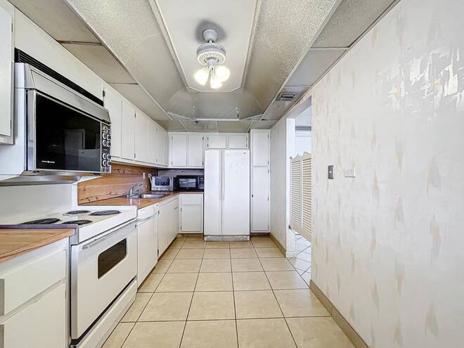 20225 NE 34th Ct, Apt 817, Miami, FL 33180