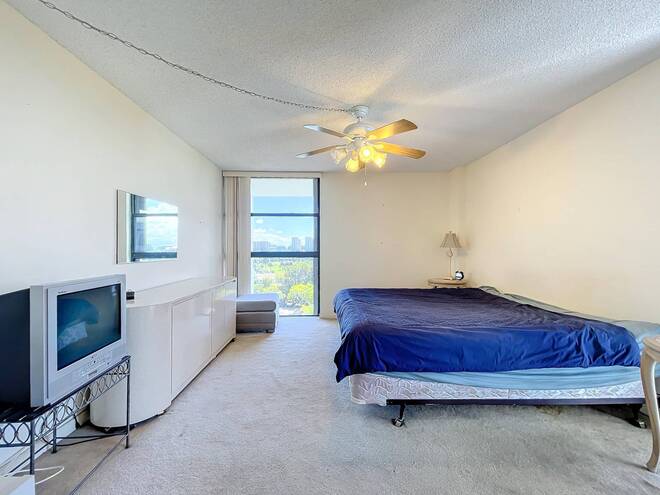 20225 NE 34th Ct, Apt 817, Miami, FL 33180