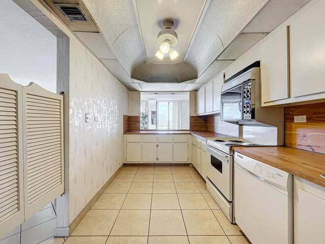 20225 NE 34th Ct, Apt 817, Miami, FL 33180