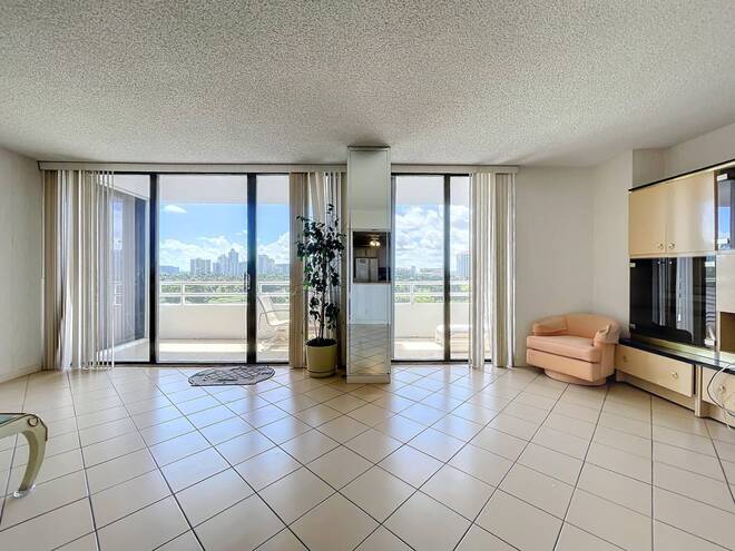 20225 NE 34th Ct, Apt 817, Miami, FL 33180