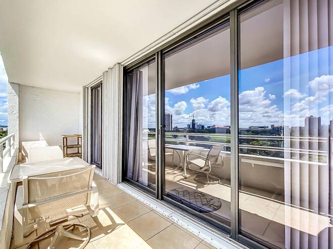 20225 NE 34th Ct, Apt 817, Miami, FL 33180