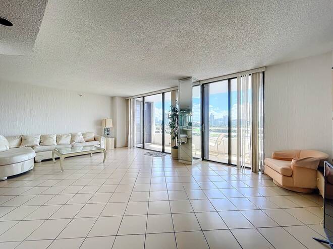 20225 NE 34th Ct, Apt 817, Miami, FL 33180