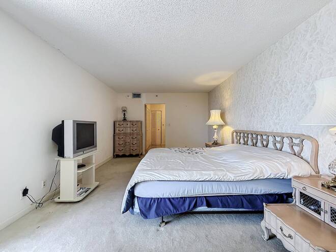 20225 NE 34th Ct, Apt 817, Miami, FL 33180
