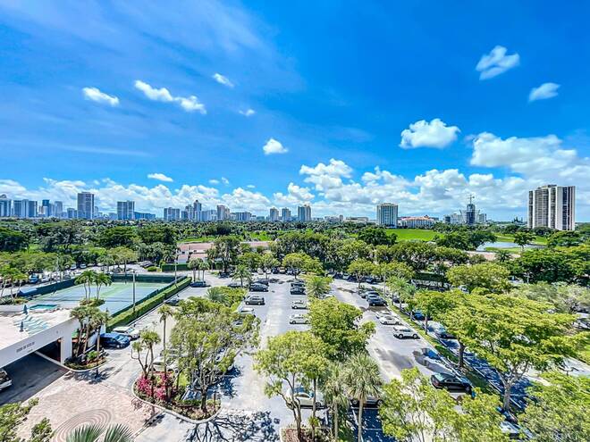 20225 NE 34th Ct, Apt 817, Miami, FL 33180