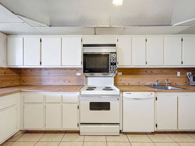 20225 NE 34th Ct, Apt 817, Miami, FL 33180