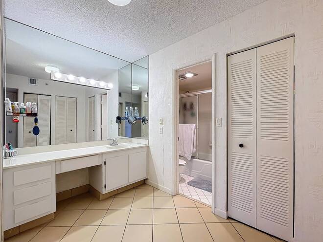 20225 NE 34th Ct, Apt 817, Miami, FL 33180