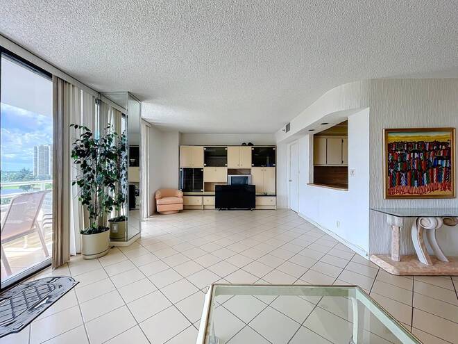 20225 NE 34th Ct, Apt 817, Miami, FL 33180