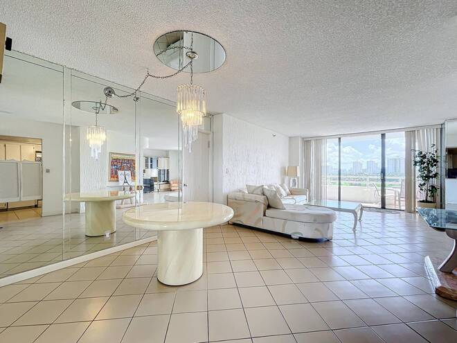 20225 NE 34th Ct, Apt 817, Miami, FL 33180