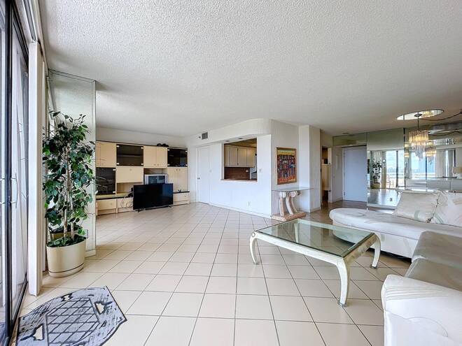 20225 NE 34th Ct, Apt 817, Miami, FL 33180
