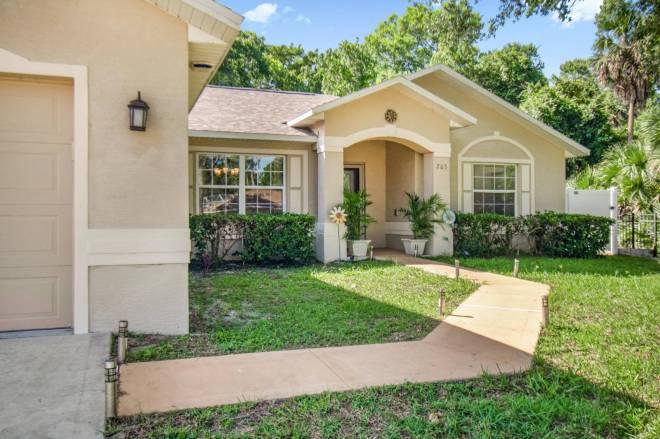 203 Frontier Dr, Palm Coast, FL 32137
