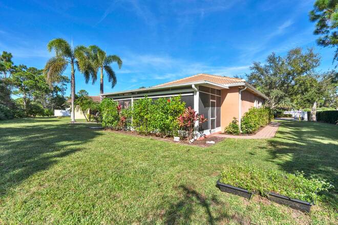 5411 Place Lake Dr, Fort Pierce, FL 34951