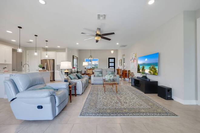 18725 Lake Hammock Dr, Naples, FL 34114
