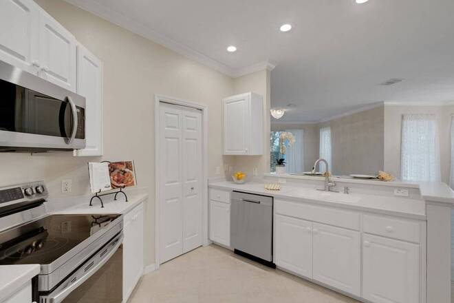684 Grasslands Village Cir, Lakeland, FL 33803