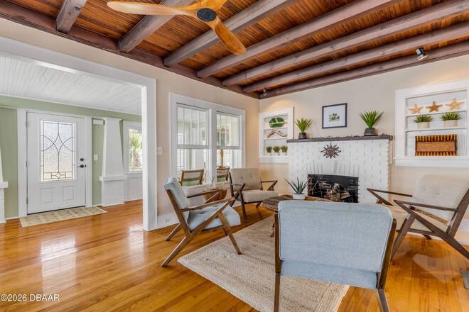 315 Due East St, New Smyrna Beach, FL 32169