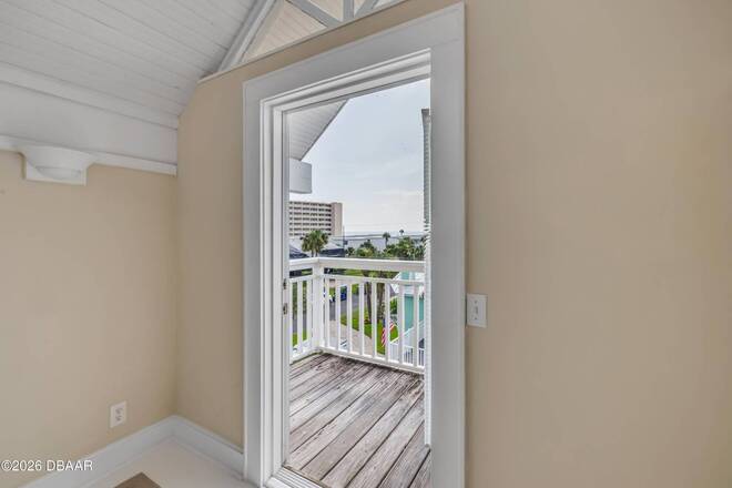315 Due East St, New Smyrna Beach, FL 32169