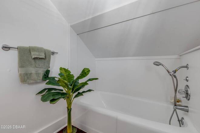 315 Due East St, New Smyrna Beach, FL 32169