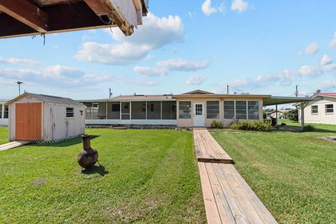 1630 Paradise Lane, Astor, FL 32102