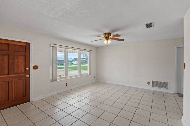 1630 Paradise Lane, Astor, FL 32102