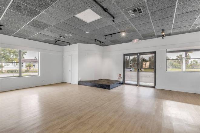 109 N Cswy, New Smyrna Beach, FL 32169