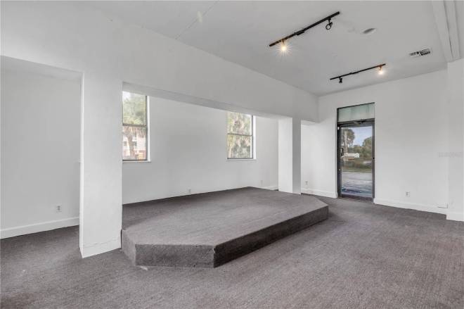 109 N Cswy, New Smyrna Beach, FL 32169