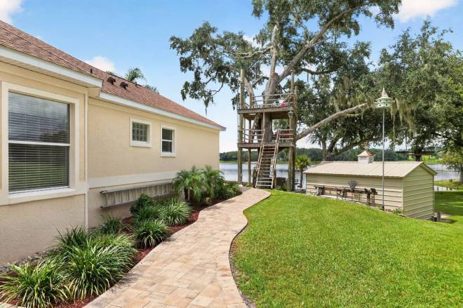 1833 Shore Line Dr, Leesburg, FL 34748