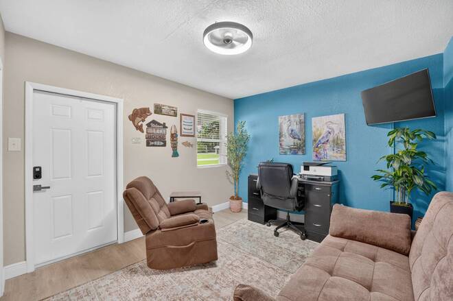 28050 Lois Drive, Tavares, FL 32778