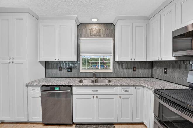 28050 Lois Drive, Tavares, FL 32778
