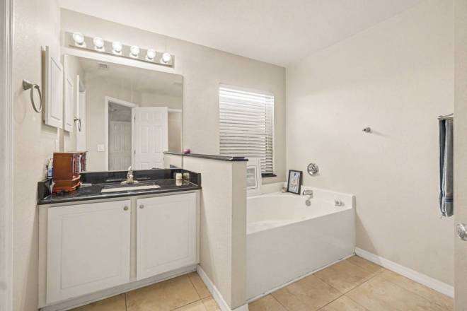 2004 NW 23rd Ter, Cape Coral, FL 33993