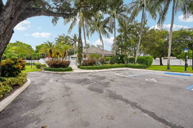 6520 NW 41st Ter, Coconut Creek, FL 33073