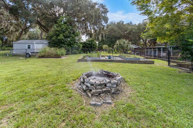 107 Peggy Ln, Crescent City, FL 32112