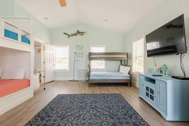 7418 Thomas Dr, Panama City Beach, FL 32408